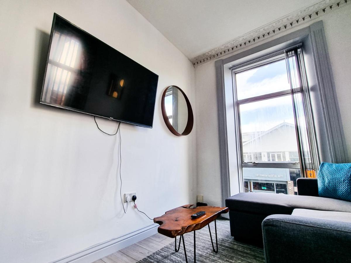 Newly Refurbished Flat In Central Cheltenham With Parking المظهر الخارجي الصورة